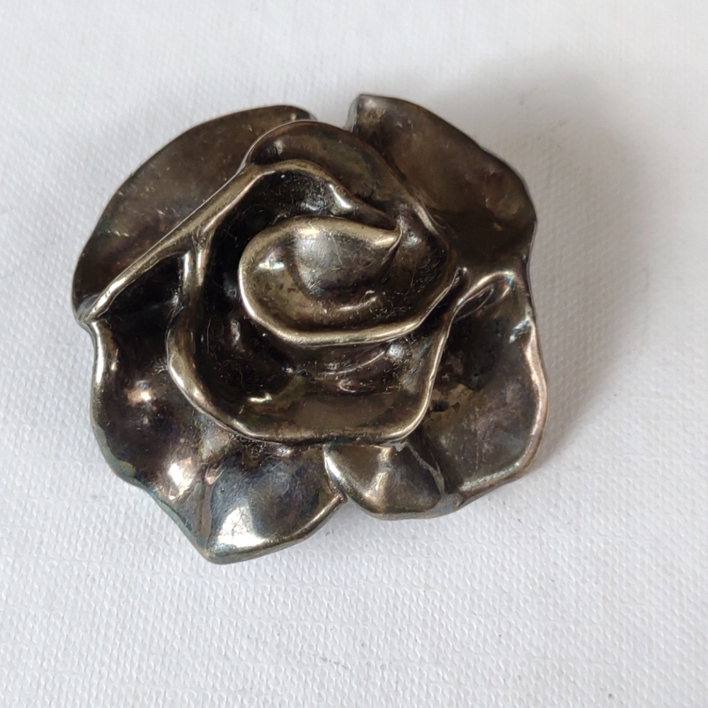 Antique 925 and signed rose. What a great piece, it can be a pin or go chain